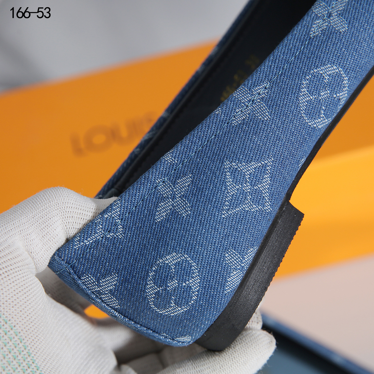 Sepatu LV 166-53 Louis Vuitton Flatshoes Platinum (Kode: SLV431)